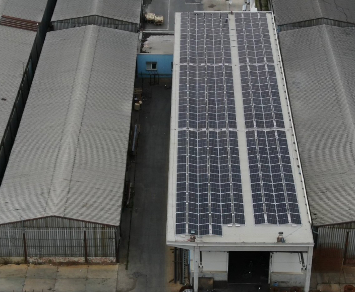 Solární elektrárna o výkonu 93 kWp s efektivním využitím střechy továrny