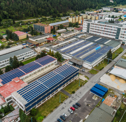 Solární elektrárna o výkonu 499 kWp na střeše i fasádě