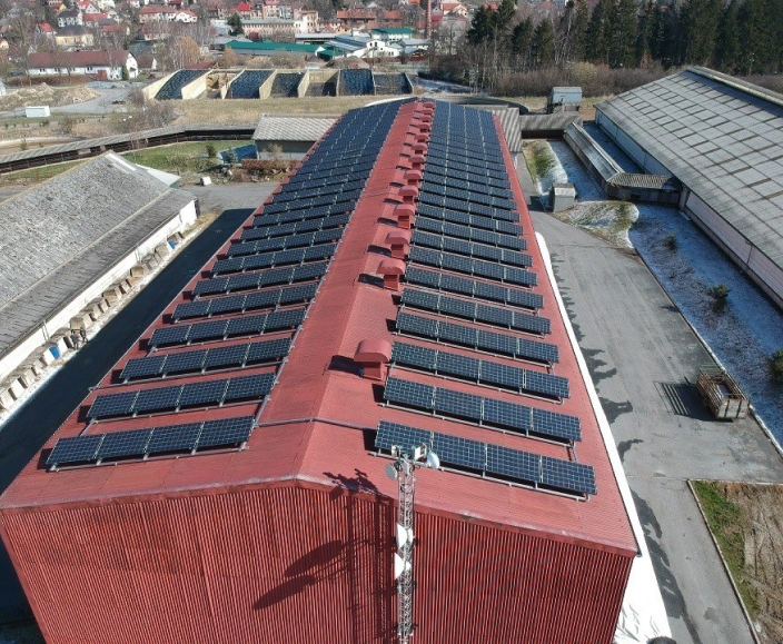 Hospodářským zvířatům se svítí solární elektrárnou o výkonu 156 kWp