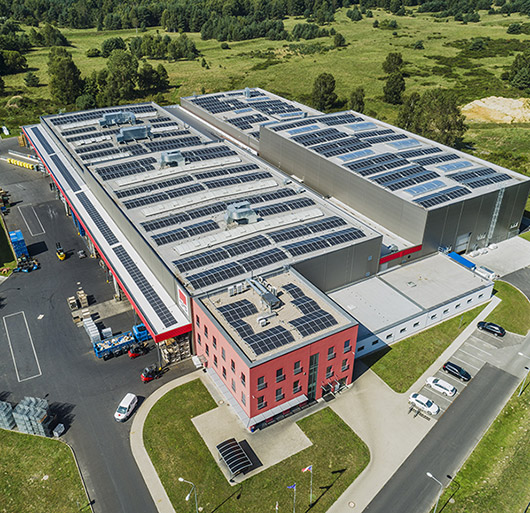 Výroba dílů pro automobilový průmysl má zelenou stopu díky solární elektrárně o výkonu 901,80 kWp.