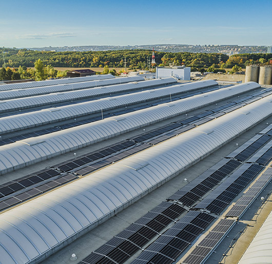 Těžké stroje rozbíhá elektřina ze solární elektrárny o výkonu 894 kWp.