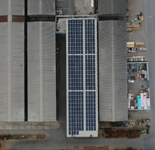 Solární elektrárna o výkonu 93 kWp s efektivním využitím střechy továrny