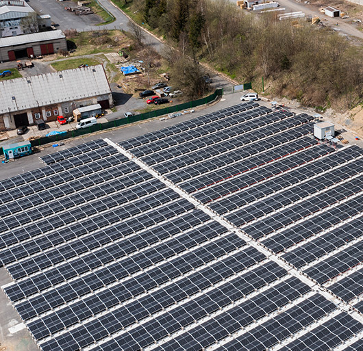 Udržitelný rozvoj ve stavebnictví podtrhuje pozemní solární elektrárna o výkonu 999 kWp.